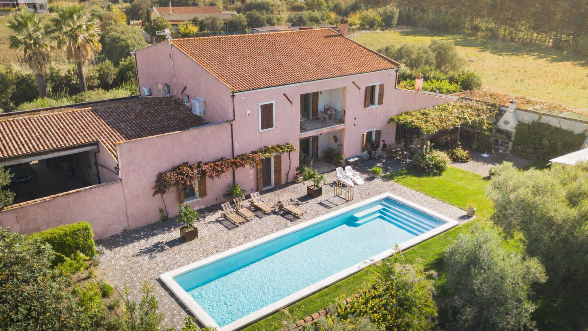 Piscina e facciata Domus Sa Corbula