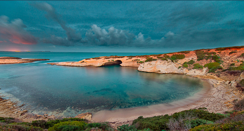 S'Archittu — arco naturale di roccia calcarea sul mare