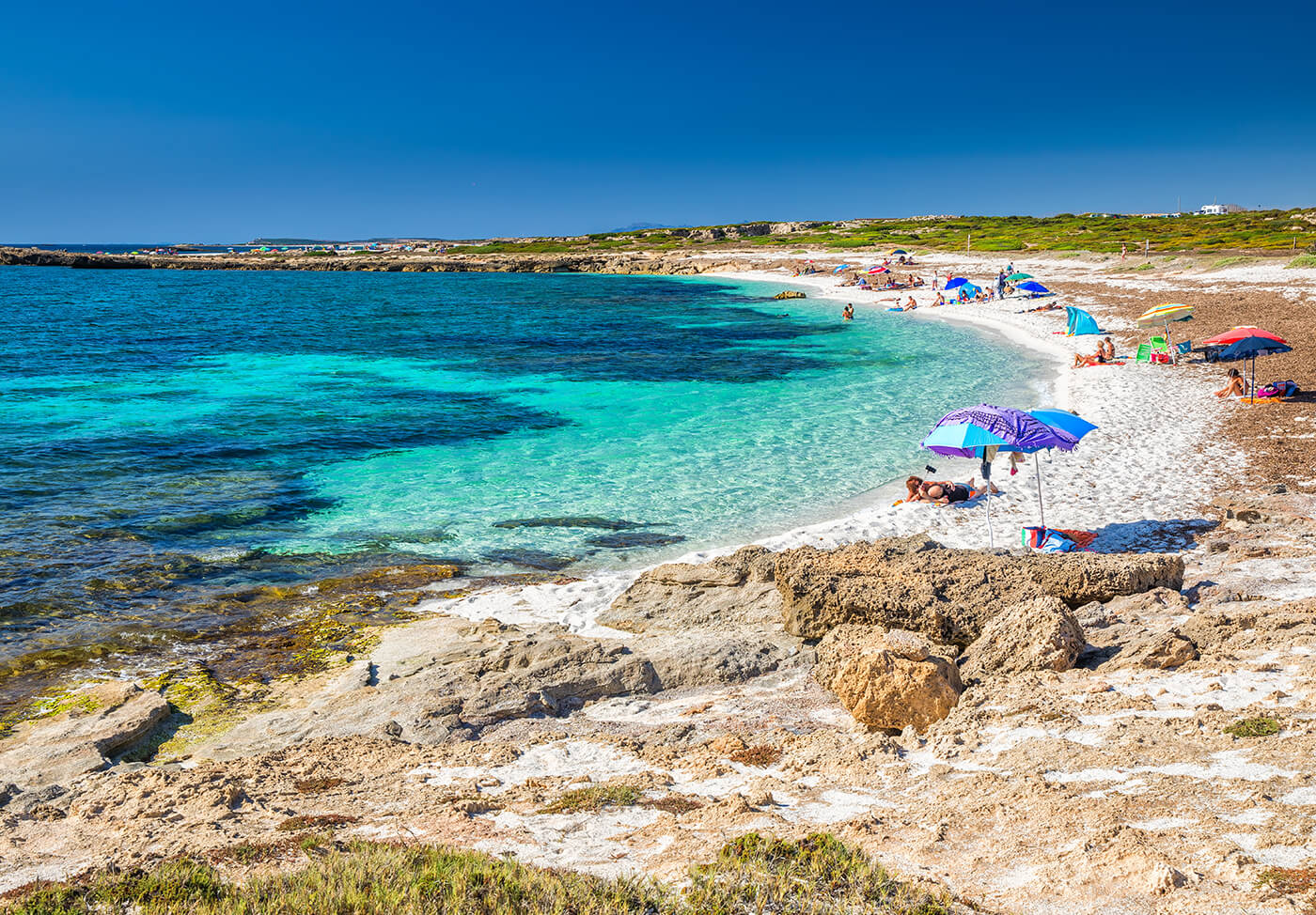 Spiaggia di Is Arutas — quarzo chiaro, mare trasparente e costa del Sinis